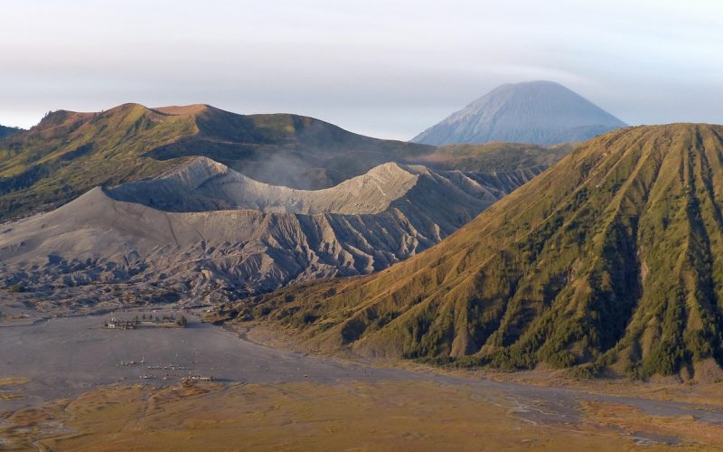 中土世界宏大史诗全景图，暮色下的魔多火山与广袤大地，紫色调神秘大气，呼应魔戒故事的宏大叙事格局