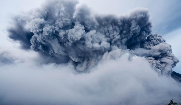 魔多火山荒原景象，末日火山橙红熔岩与漫天黑烟，魔戒至尊魔戒铸造与毁灭之地的视觉呈现